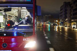 Un autobús de la EMT circula durante la noche