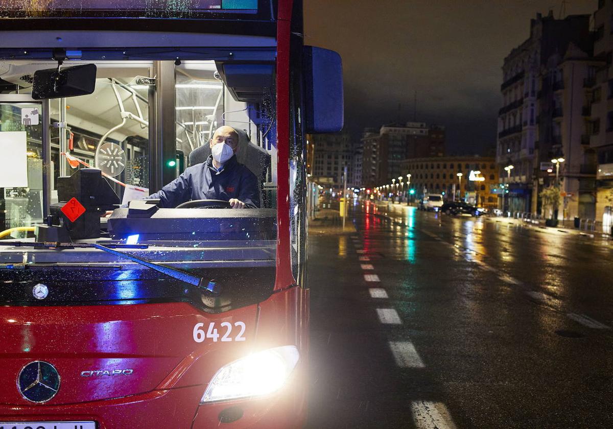 Un autobús de la EMT circula durante la noche