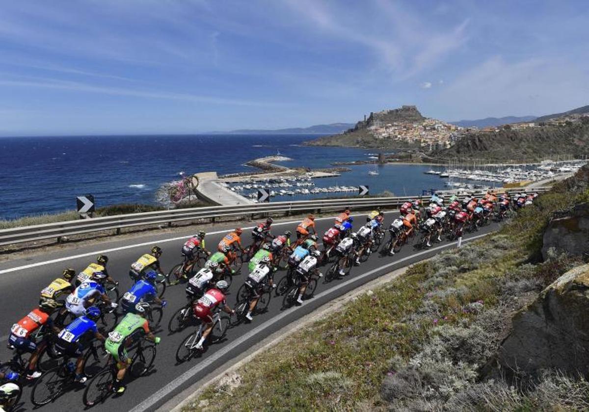 El peloton, durante una etapa del Giro.