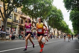 Dos de las participantes en la carrera.