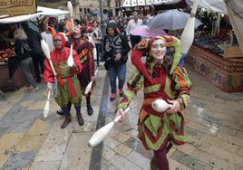 Un grupo de animación recorre el Mercado Medieval en Alicante, en una imagen de archivo.