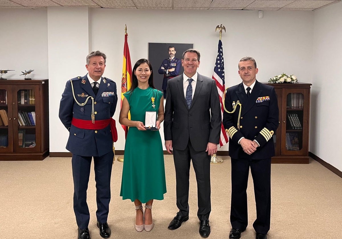 El Agregado de Defensa, Pedro García Sipols; Natacha Sanz;  su marido, David Anderson y el Agregado Naval, Manuel González.