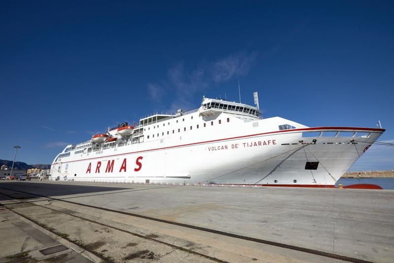 Un ferri, atracado en el puerto de Gandia en 2018.