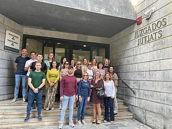 Funcionarios ante el Palacio de Justicia de Sueca.