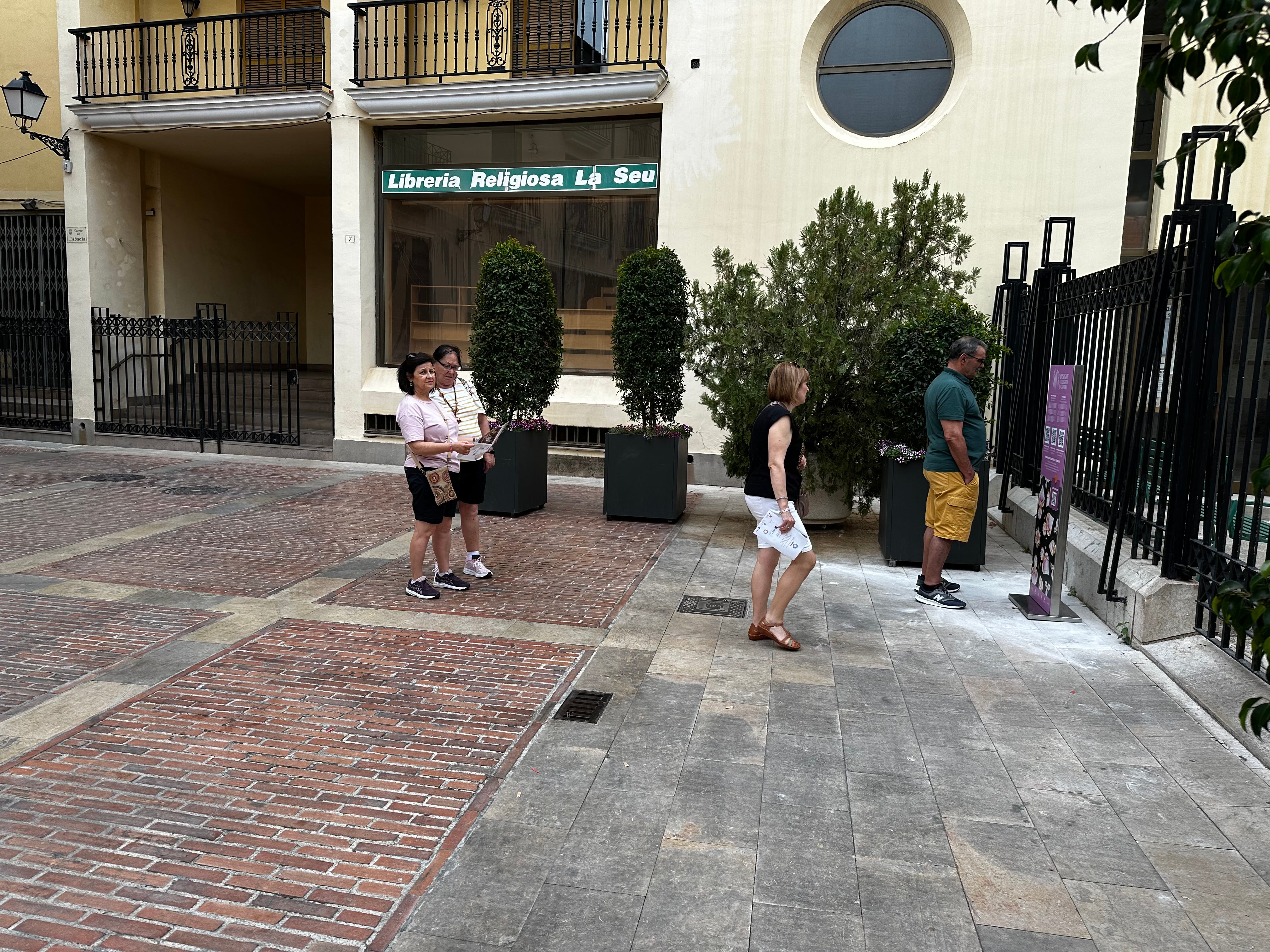 Imagen secundaria 2 - Prieto, el abad Saneugenio y Cañizares; vista de la nave de la Colegiata de estilo Gótico Mediterráneo, y algunso turistas viendo los nuevos paneles.