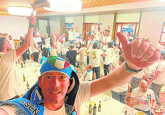 Alejandro Rosalén, celebrando con el Nápoles el título de liga italiana.