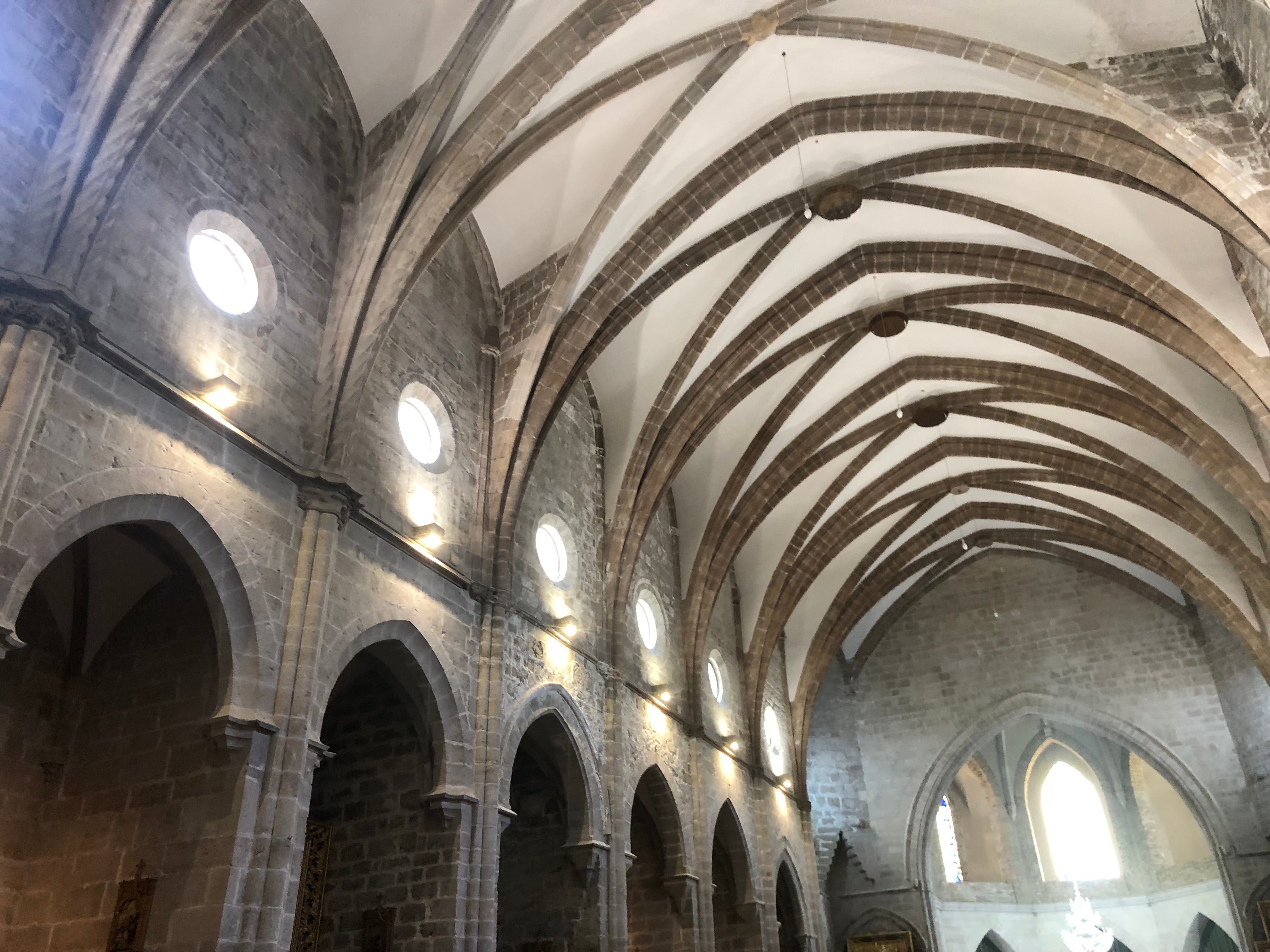 Imagen secundaria 1 - Prieto, el abad Saneugenio y Cañizares; vista de la nave de la Colegiata de estilo Gótico Mediterráneo, y algunso turistas viendo los nuevos paneles.