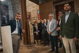 Francisco Cañizares explica el sistema de visitas al alcalde de Gandia, José Manuel Prieto, ante la presencia de otros ediles, Pep Alandete y Guillermo Barber.