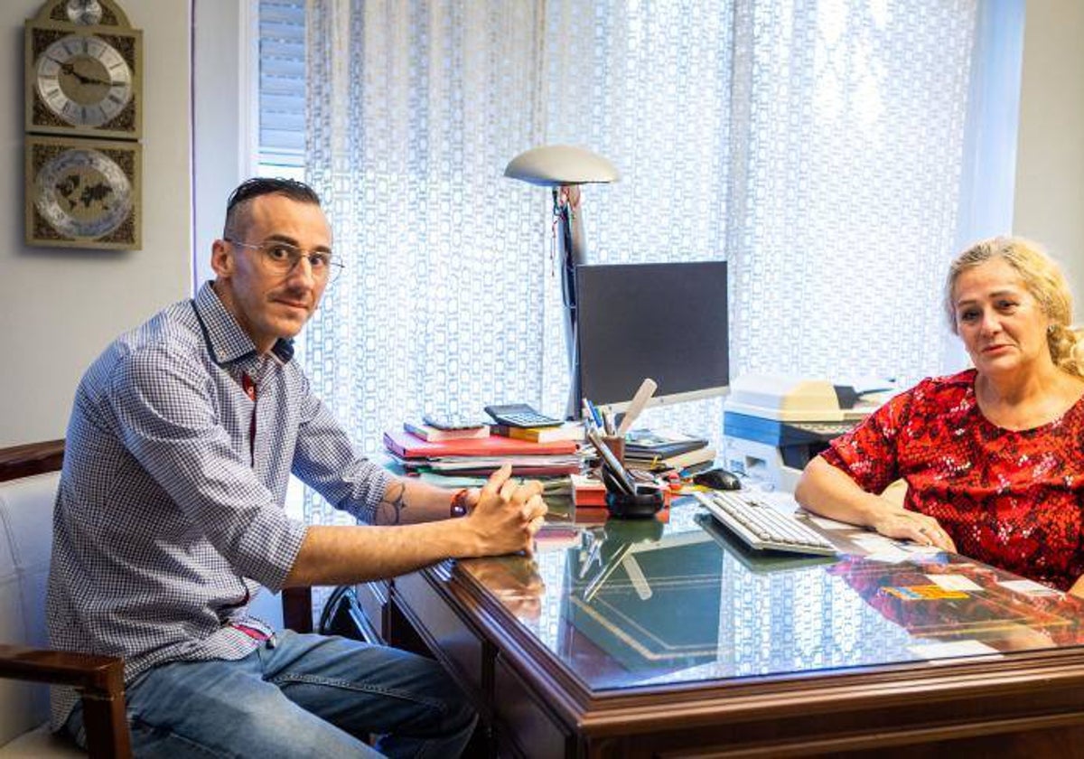Óscar Comas junto a su abogada Pilar Marí.
