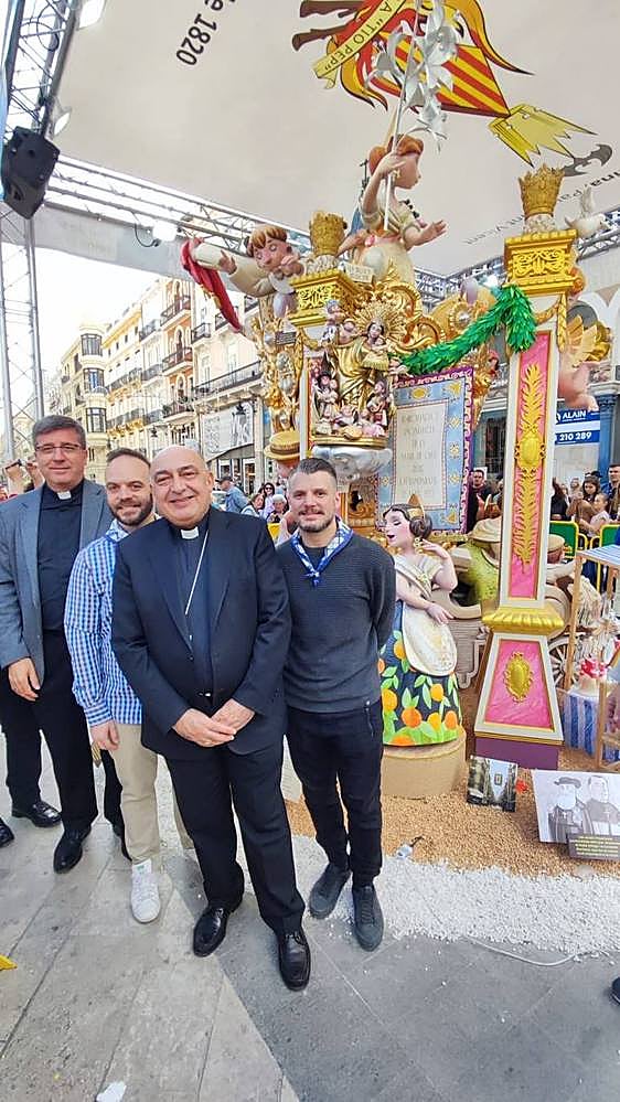 El arzobispo de Valencia, Enrique Benavent, el recitor de la Basílica, Melchor Seguí y los artistas José Luis Ceballos y Francisco Sanabria, junto a la falla Plaza de la Reina.