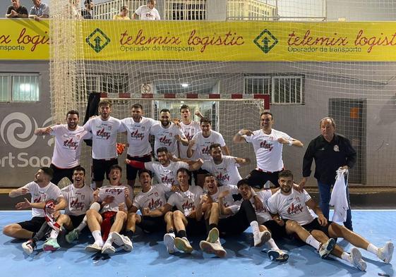 Los jugadores del Fertiberia, celebrando tras el ascenso.