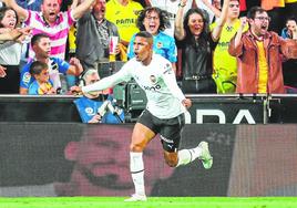 Samuel Lino, tras marcar su gol ante el Villarreal en Mestalla.