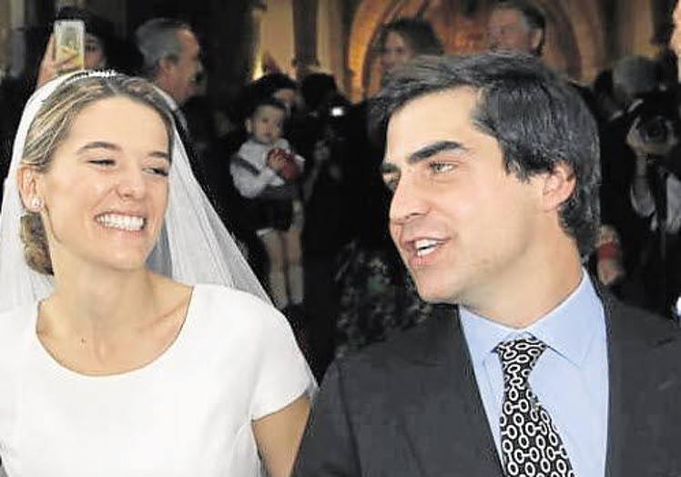 Imagen principal - Arriba, Irene Michavila el día de su boda con Ramón Lladó. Abajo, la actual mujer de José María, Alejandra Salinas, y Genoveva Casanova, que fueron pareja durante un tiempo.