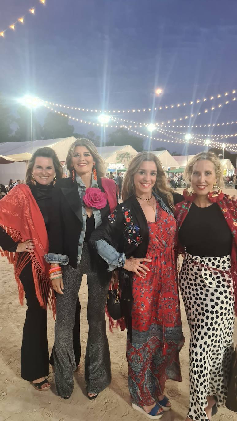 Marta Alcalá, Paula Canet, Carmela Villena y Begoña Sanz en la feria de abril en el río.