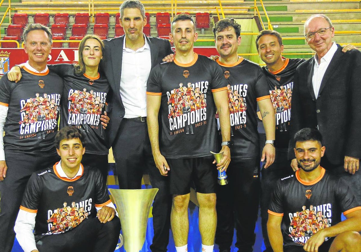 El staff del Valencia Basket posa con el trofeo de la Liga Femenina en Salamanca.