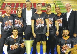 El staff del Valencia Basket posa con el trofeo de la Liga Femenina en Salamanca.