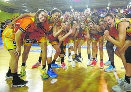 Las jugadoras del Valencia Basket celebra en la pista del Perfumerías Avenida de Salamanca el título liguero.