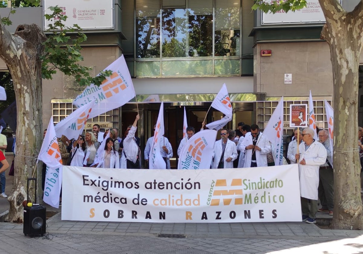 Miembros del Sindicato Médico protestan este lunes ante la Conselleria de Sanidad.