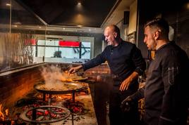 Paellas a leña ante el comensal en Arrocería Culla Siete