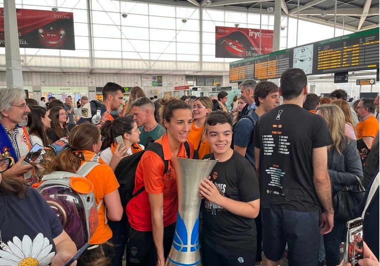 Queralt Casas posando con el trofeo de Liga junto a un aficionado taronja.