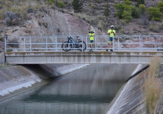 El trasvase a su paso por Sierra Espuña.