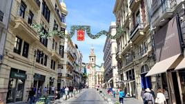 Guirnaldas decorativas en la calle de la Paz.