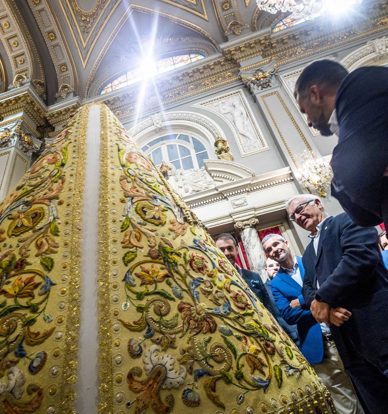 Así es el manto, al detalle, que llevará la imagen peregrina de la Mare de Déu en el Centenario de la Coronación