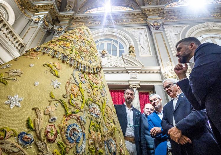 Imagen principal - &#039;Descoberta&#039; del manto del Centenario de la Coronación de la Virgen