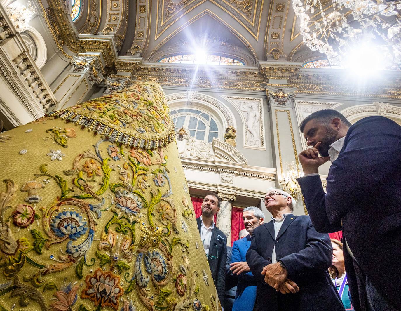 Así es el manto, al detalle, que llevará la imagen peregrina de la Mare de Déu en el Centenario de la Coronación