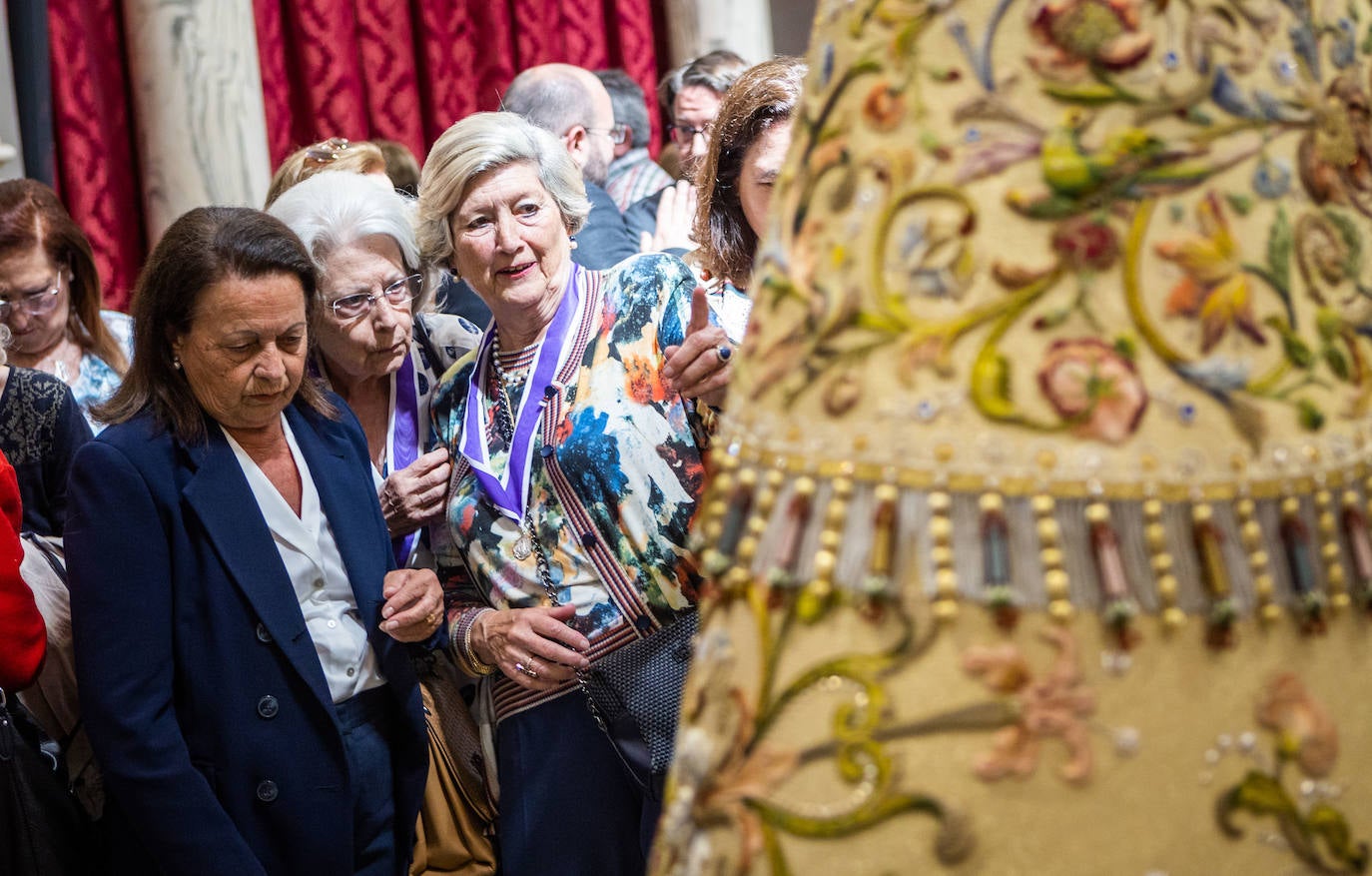 Así es el manto, al detalle, que llevará la imagen peregrina de la Mare de Déu en el Centenario de la Coronación