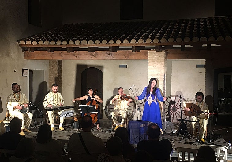 Actuación de Mara Aranda.