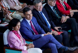 Ana Botín, junto a Pedro Sánchez y Ximo Puig, este martes en la inauguración del encuentro.