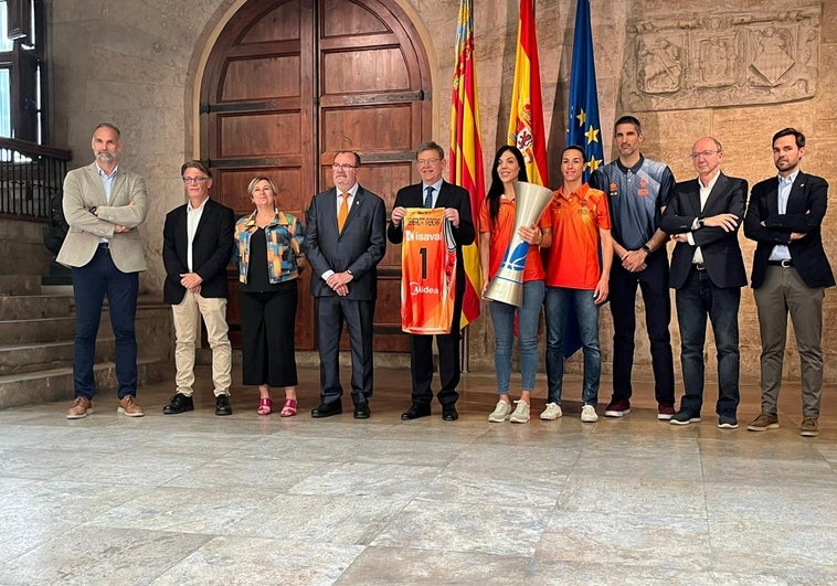 Ximo Puig posando con la camiseta del Valencia Basket junto al trofeo de Liga Endesa.