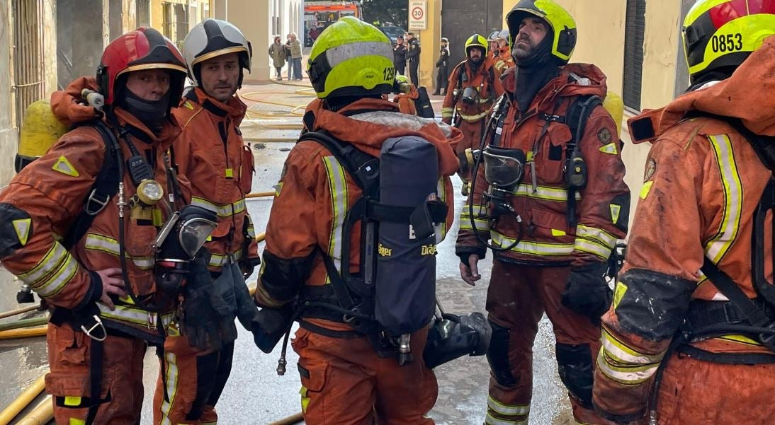 Un grupo de bomberos tras actuar en un incendio.