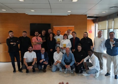 Imagen secundaria 1 - Arriba, Toni Cano con el galardón; en el medio, foto de familia de ganadores, finalistas y jurado y, sobre estas líneas, momento en el que Casa Toni recibe el premio.