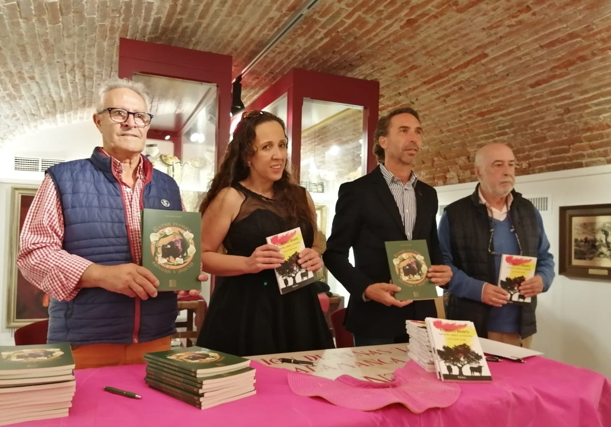 Alicia Giner, en un acto de presentación de sus libros.