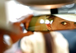 La multa de la DGT por llevar ciertos objetos colgados en el retrovisor