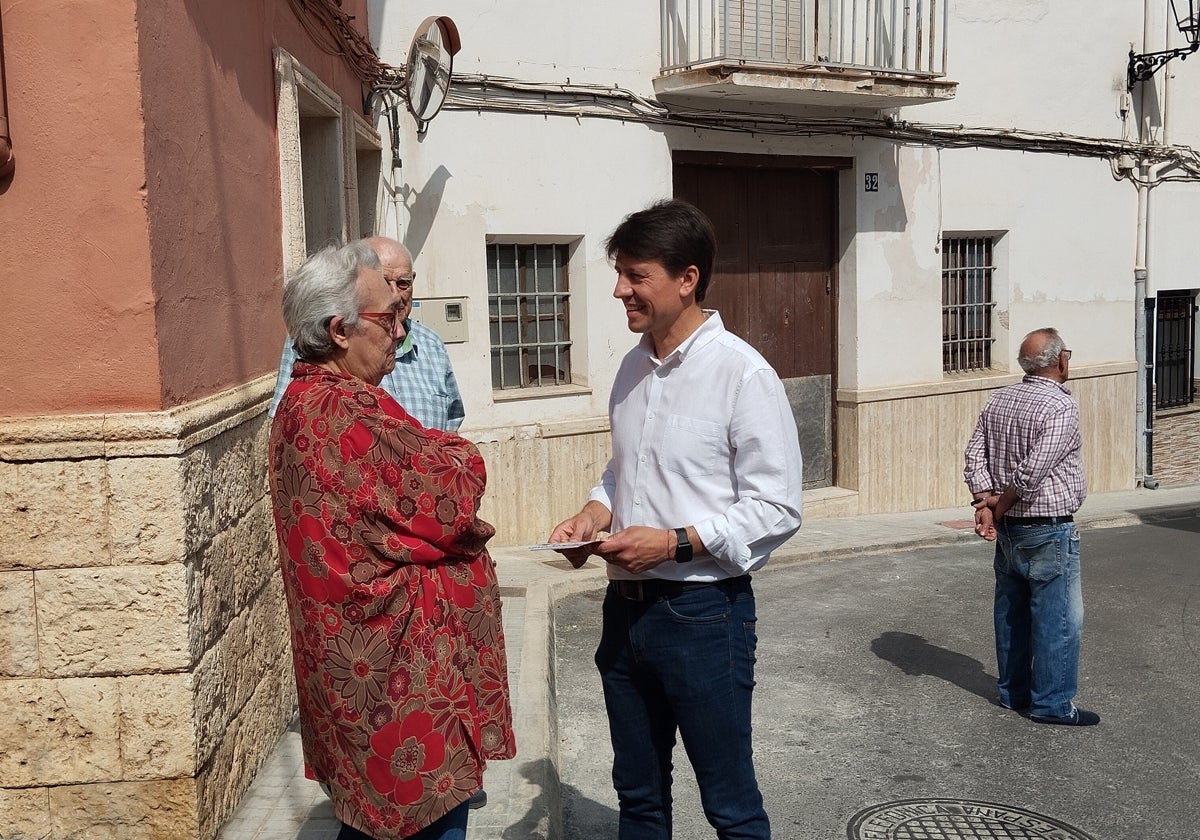 El candidato a la alcaldía del PP habla con vecinos del centro histórico de Xàtiva.