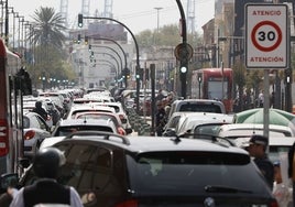 Una retención de tráfico en Valencia.