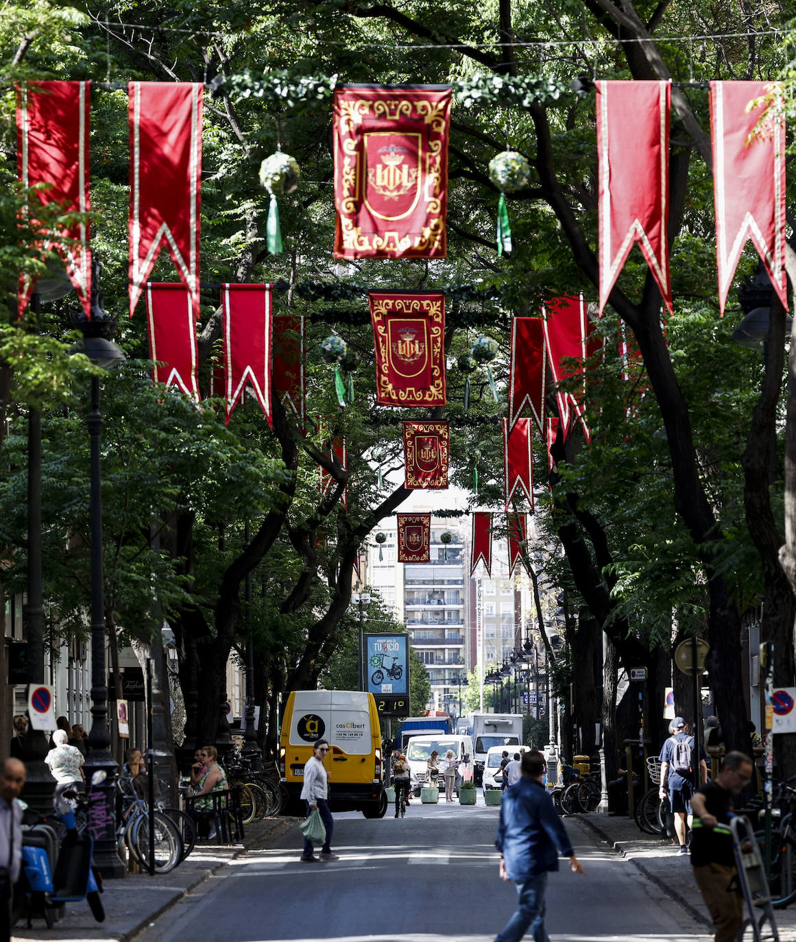 Valencia se engalana para celebrar los festejos del Centenario de la Coronación de la Virgen de los Desamparados