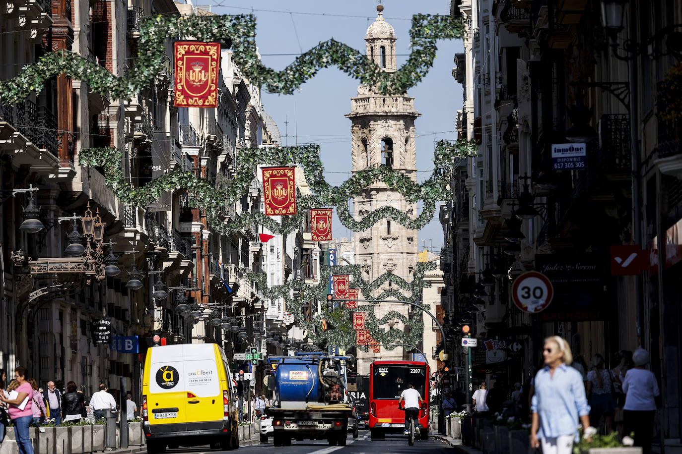 Valencia se engalana para celebrar los festejos del Centenario de la Coronación de la Virgen de los Desamparados