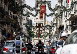 Guirnaldas y decoraciones instaladas en la calle de la Paz para celebrar el Centenario de la Coronación.