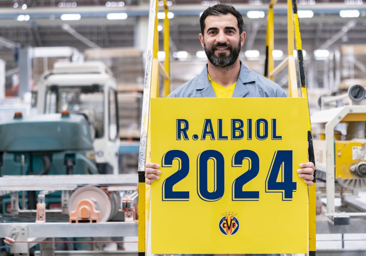 Albiol tras firmar la renovación con el conjunto amarillo.