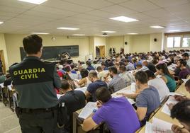 Un guardia civil vigila en unos exámenes para ingresar en la Academia.