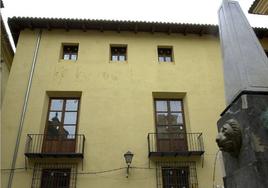 Fachada de la sede de la EMT, en la plaza Correo Viejo de Ciutat Vella.