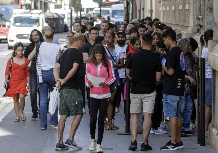 Gente esperando turno en la cola del padrón.