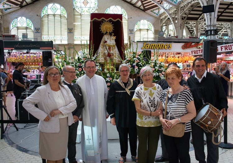 Celebración de la ofrenda floral a la Virgen de los Desamparados del Mercado Central.