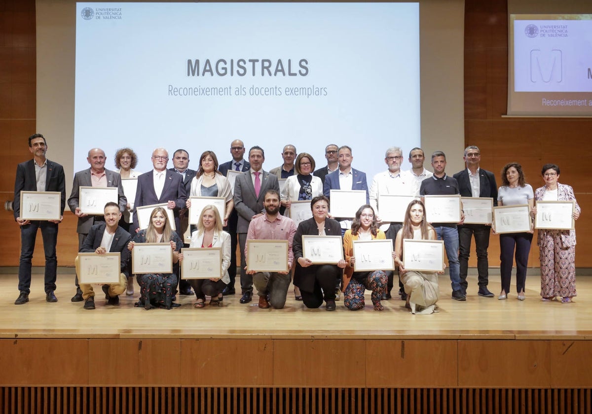 Foto de familia de los premiados, en el paraninfo de la UPV.