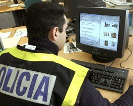 Un agente de la brigada de Delitos Informáticos de la Policía Nacional, durante una investigación