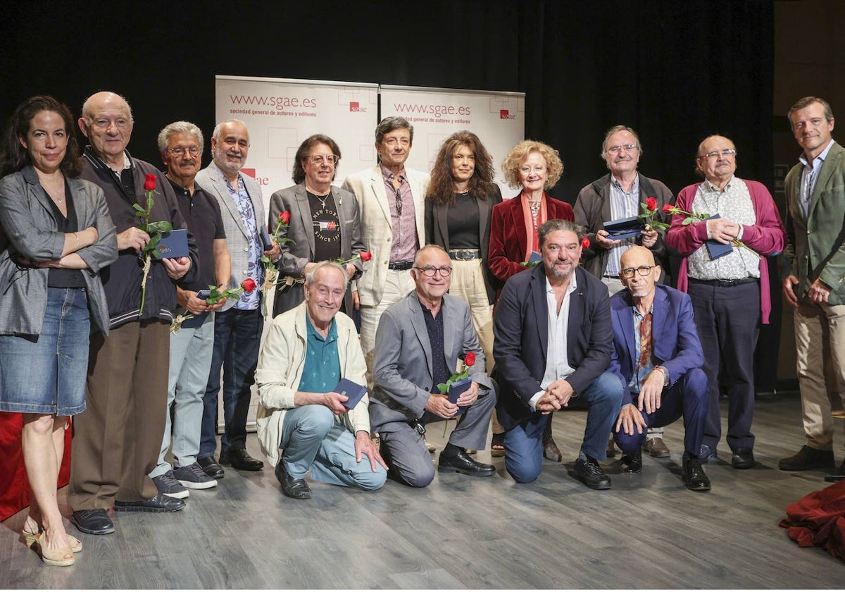 Los creadores homenajeados junto a los representantes de la SGAE.